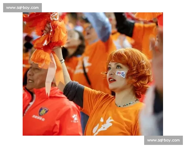 球迷入场盛况全记录：激情四溢的赛场氛围与热血瞬间回顾